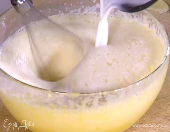 Приготовить крем: желтки соединить с сахаром и крахмалом и взбить блендером с насадкой-венчиком в однородную массу, затем, не прекращая взбивать, влить горячее молоко, перелить все обратно в кастрюлю и продолжать взбивать.