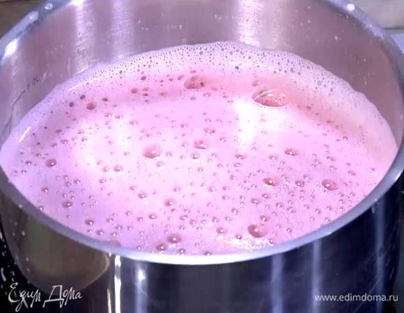 Влить в крем свекольный сок, перемешать, поместить кастрюлю на маленький огонь и, непрерывно перемешивая венчиком, заварить крем. Загустевший крем перелить в холодную миску и перемешивать его еще некоторое время, затем отправить в холодильник.