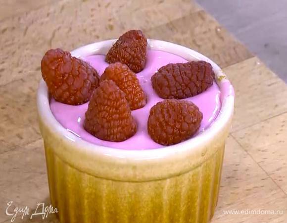 В формы с готовым крамблом выложить остывший крем, сверху украсить малиной.