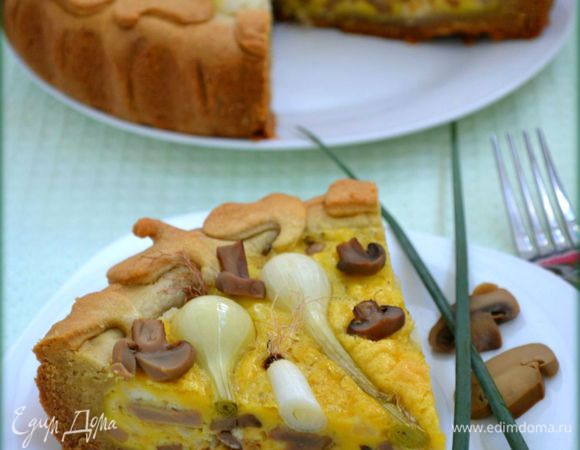 Пирог немного остудить, аккуратно вытащить, взявшись за края бумаги, которой застилали форму.