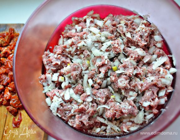 Лук мелко порубить, чеснок пропустить через пресс и добавить в фарш.
