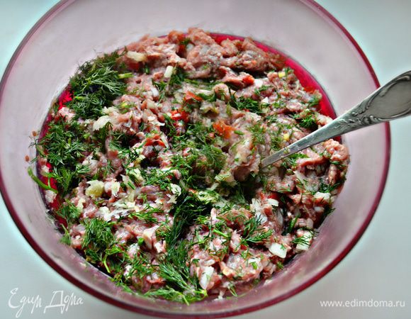 Укроп мелко порезать и вместе с вялеными томатам добавить к фаршу. Вбить яйцо и перемешать. Посолить, поперчить, добавить крахмал и хорошо вымесить фарш. Во время вымешивания можно добавить 2 ст л воды от замачивания помидор.