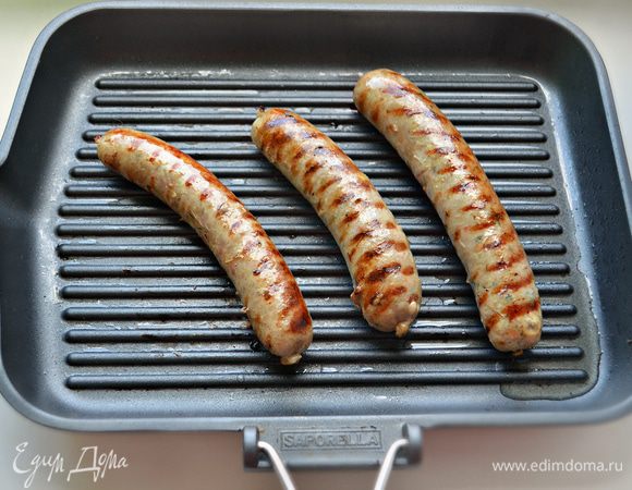 Готовьте колбаски на свежем воздухе на гриле или же дома на смазанной маслом сковороде гриль, периодически переворачивая колбаски до готовности. На обычной сковороде лучше готовить под крышкой  на небольшом огне.
