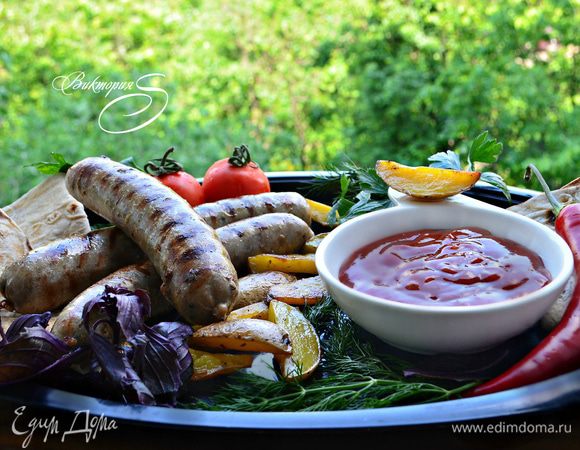 Подавайте готовые колбаски с овощами, зеленью и соусом. Хорошим дополнением будет и лаваш! Приятного вам аппетита!