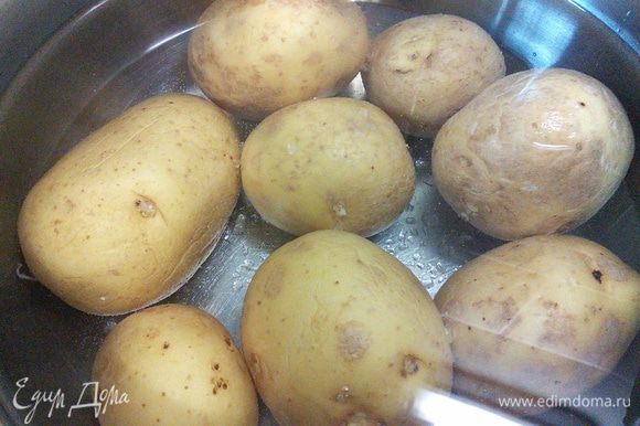 Заранее тщательно помойте картошку. Она желательно должна быть молодой и некрупной. Шкурку рекомендую не снимать. Отварите картофель почти до готовности, слейте воду и дайте остыть.