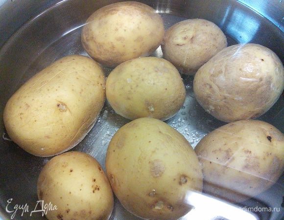 Заранее тщательно помойте картошку. Она желательно должна быть молодой и некрупной. Шкурку рекомендую не снимать. Отварите картофель почти до готовности, слейте воду и дайте остыть.