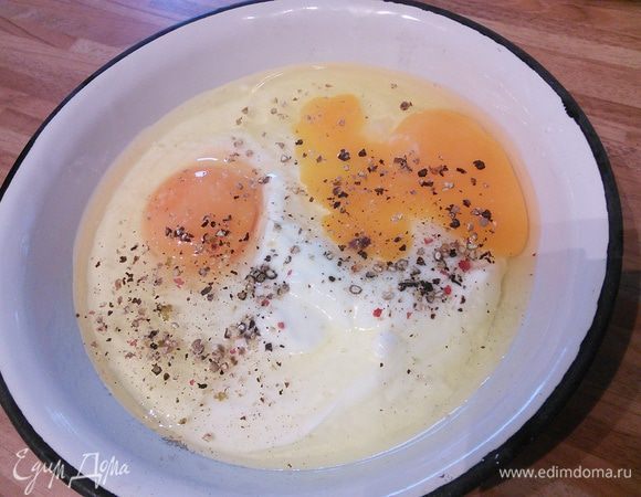Заливка делается очень просто. В миске смешать яйца со сметаной, солью и перцем, взбить венчиком. Добавить укроп.