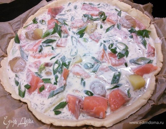 Влить заливку, немного втряхнуть, чтобы она равномерно распределилась и допечь при той же температуре 30–40 минут. Тарт должен зазолотиться, а начинка по всей поверхности тарта должна уплотниться. Тогда он будет готов.