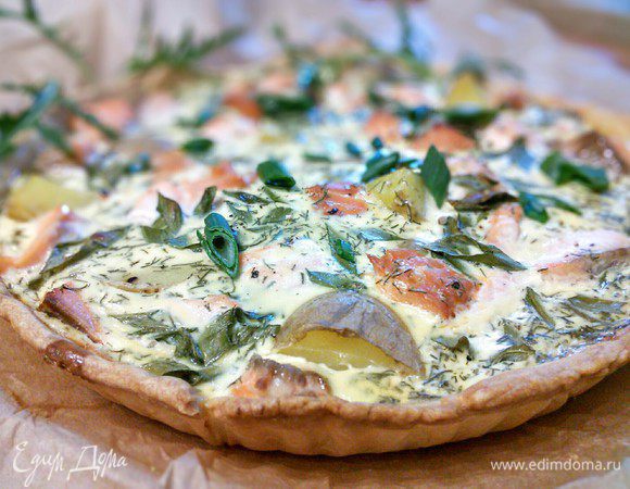 Тарт вынуть из духовки. Лучше всего есть его теплым. К тарту идеально подходит свежий овощной салат.