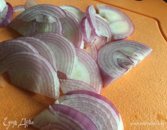 Лук почистите, нарежьте полукольцами и выложите на курочку.