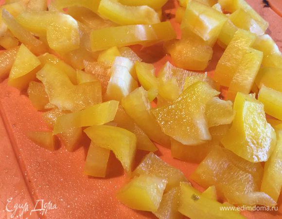 У болгарского перца удалите семена, нарежьте тонкими полосочками.