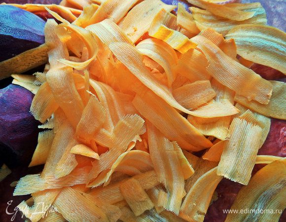 Будем строгать слайсами при помощи овощечистки морковку.