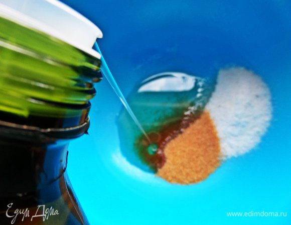 Для заправки смешать соль, сахар, влить 5 ст.л. масла.