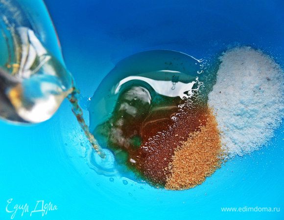 Влить уксус. У меня яблочный.