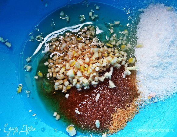 Покрошить чеснок 2-4 зубчика. У меня 2 крупных.