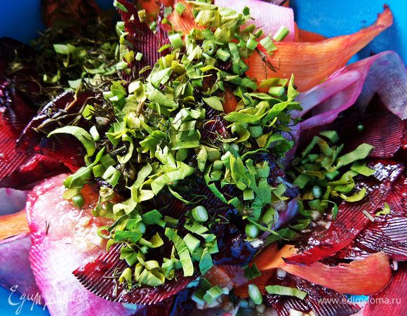 Выложить овощи в маринад, покрошить туда зелень. У меня немного петрушки и укропа. В оригинале сельдерей.