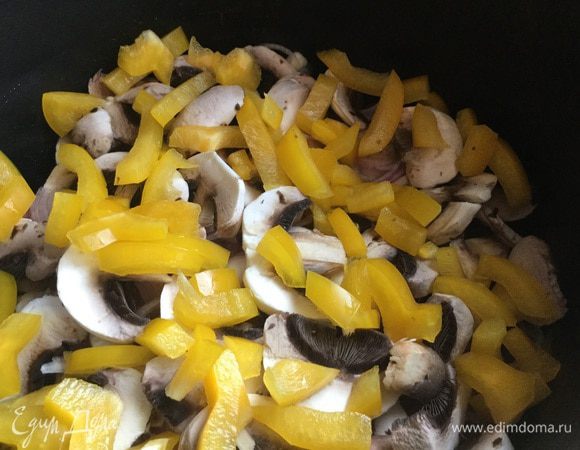 Выложите поверх грибов.