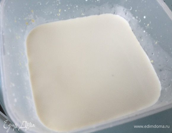 Размешайте в миске сливки и горчицу, и залейте этим курочку.