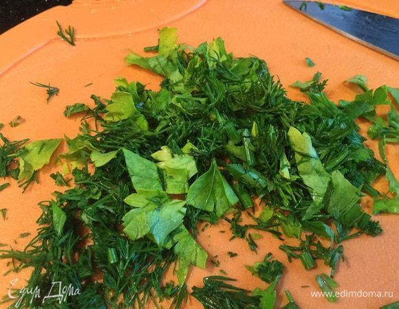 Нарежьте мелко зелень...
