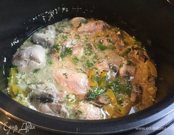 За 5 минут до готовности добавьте зелень, перемешайте, закройте мультиварку и готовьте до окончания программы.