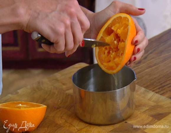 Из апельсина выжать 100 мл сока.