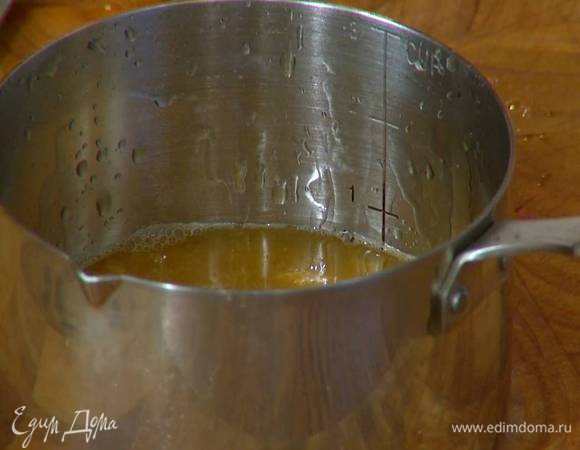 Апельсиновый сок влить в небольшую кастрюлю и уварить вполовину.