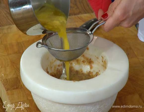 Приготовить заправку: горсть грецких орехов и анчоусы выложить в ступку, влить половину оливкового масла и все растереть, добавить горчицу, влить лимонный сок и оставшееся оливковое масло и все перемешать, затем влить через сито 3‒4 ст. ложки уваренного апельсинового сока и еще раз все перемешать.