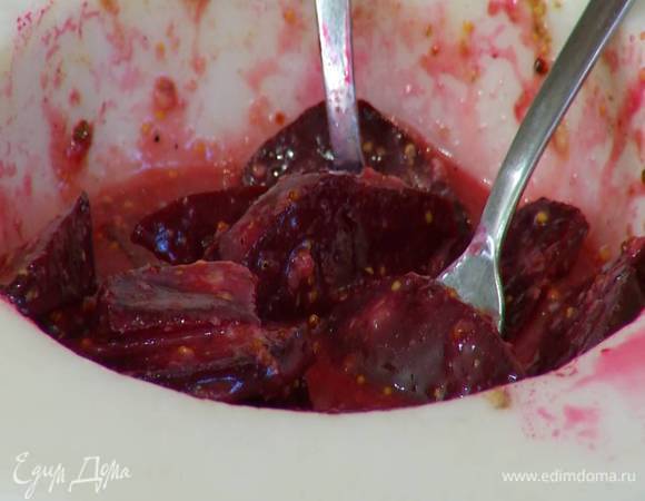 Запеченную свеклу почистить, нарезать тонкими ломтиками и выложить в заправку, все перемешать и дать постоять.