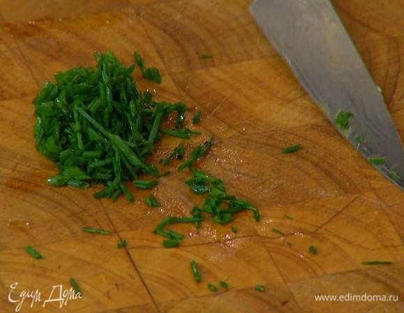 Шнитт-лук мелко порубить.