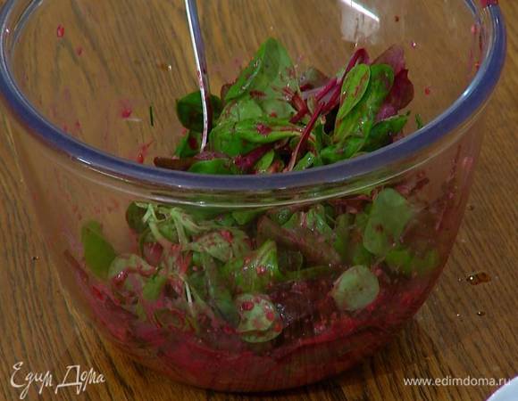 К листьям салата добавить шнитт-лук, свеклу с заправкой и все перемешать.