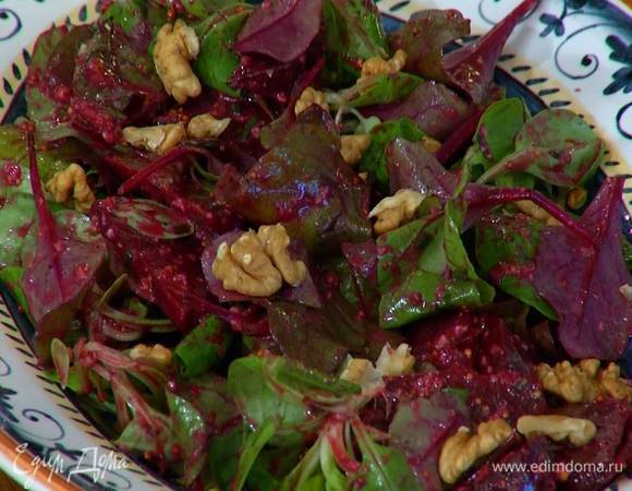 Оставшиеся грецкие орехи поломать руками на крупные кусочки и украсить салат.