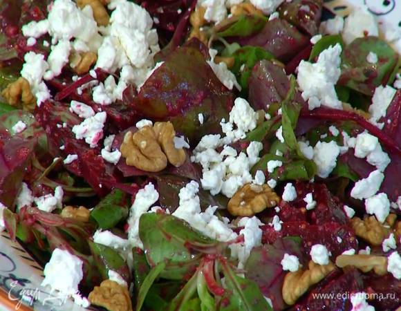 Посыпать салат зернистым творогом и сбрызнуть оливковым маслом.