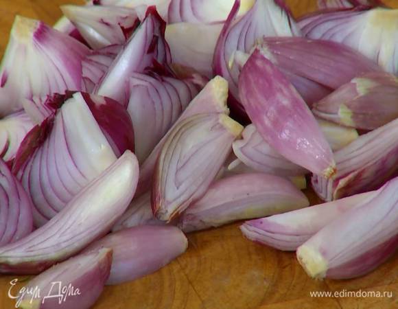 Весь лук почистить и нарезать крупными дольками.