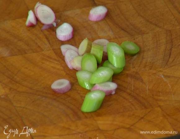 Головку чеснока очистить от верхней кожуры и разрезать на 4 части, часть стебля чеснока мелко порубить.