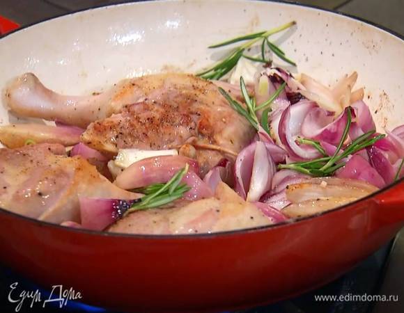 Добавить в сковороду с ножками нарезанный чеснок, веточки розмарина и обжаривать все на сильном огне, пока лук не станет золотистым.