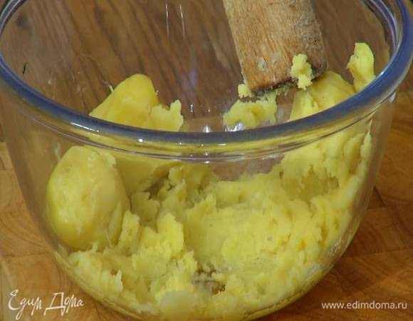 Картофель отварить до готовности в мундире, затем почистить и толкушкой размять в пюре.