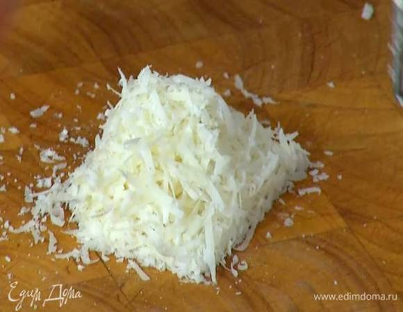 Сыр натереть на мелкой терке.