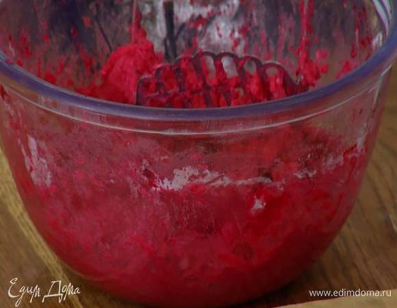 Приготовить тесто: свеклу соединить с картофелем, добавить яйцо, все немного посолить, поперчить и перемешать, затем всыпать половину муки, половину натертого сыра и еще раз перемешать.