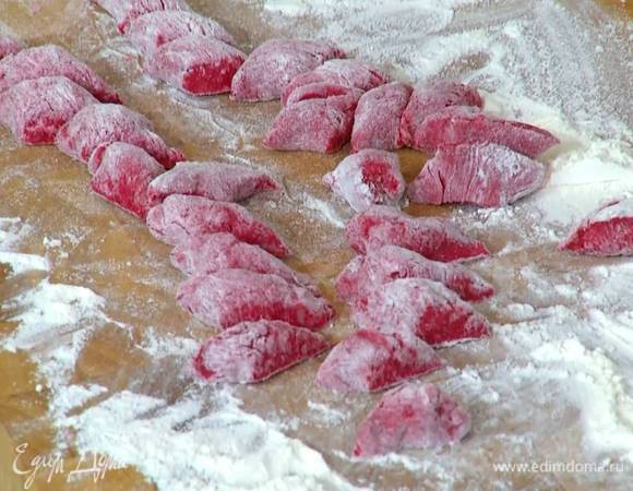 На рабочую поверхность высыпать оставшуюся муку, раскатать тесто в колбаску и нарезать небольшими кусочками.