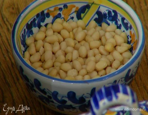 Кедровые орехи подсушить на разогретой сковороде.