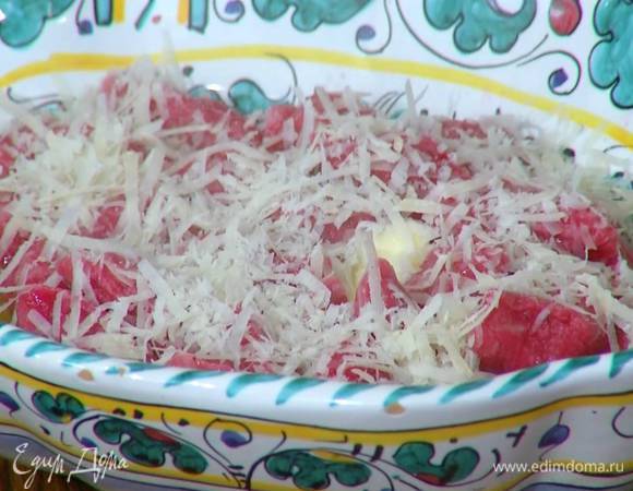 В глубокую тарелку влить оливковое масло, добавить сливочное масло, выложить отваренные ньокки, посыпать оставшимся натертым сыром и подсушенными кедровыми орехами.