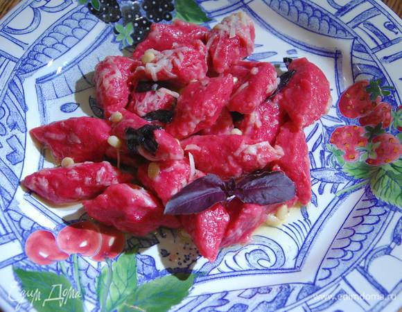 Реган порвать руками, посыпать ньокки и все перемешать.