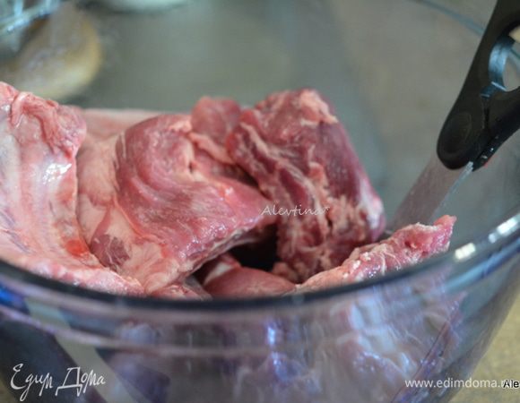 Свиные ребрышки разрезать на порции.