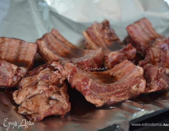 Терияки соус смешать с медом. Смазать ребрышки. Выложить на противень с фольгой или разогретый гриль. Духовка 160°C. Закрыть сверху фольгой и запекать 1,5 часа. Затем перевернуть и запекать 1 час.  