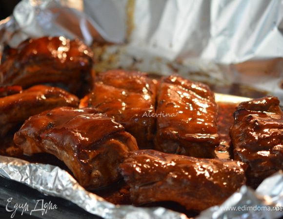 Смазать ребрышки по желанию готовым соусом барбекю за 30 минут до окончания и вернуть в духовку.