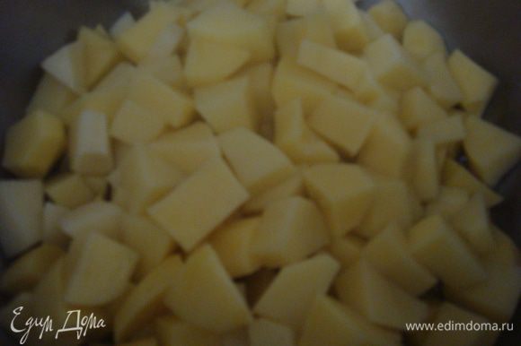 Картофель почистить, помыть, порезать кубиками, поставить варить до готовности (кастрюля у меня на 3 литра).