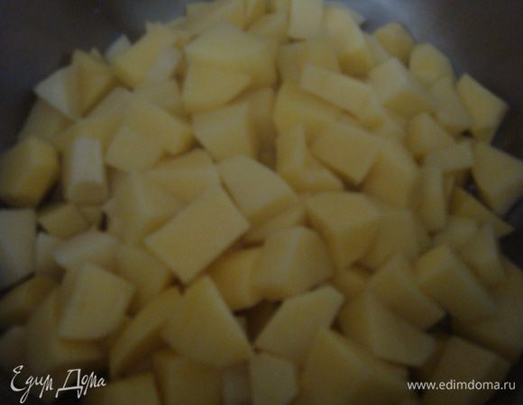 Картофель почистить, помыть, порезать кубиками, поставить варить до готовности (кастрюля у меня на 3 литра).