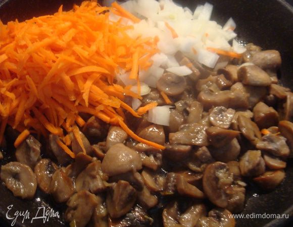 Пока варится картофель, готовим шампиньоны. Шампиньоны помыть, порезать и обжарить на сковороде. Лук почистить, порезать мелко. Морковь почистить, потереть на терке. Когда выпарится жидкость с грибов, налить растительное масло, лук и морковь, добавить к грибам и потомить в сковороде 3-4 минуты.