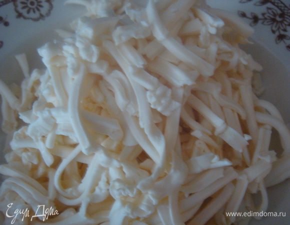 Сыр натереть на терке (у меня плавленный сливочный сыр).