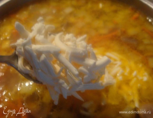 В кастрюлю с картошкой добавить прожаренные грибы, плавленный сыр и влить сливки, все хорошо перемешать, посолить, поперчить (по желанию), добавить зелень (укроп или петрушку по желанию).